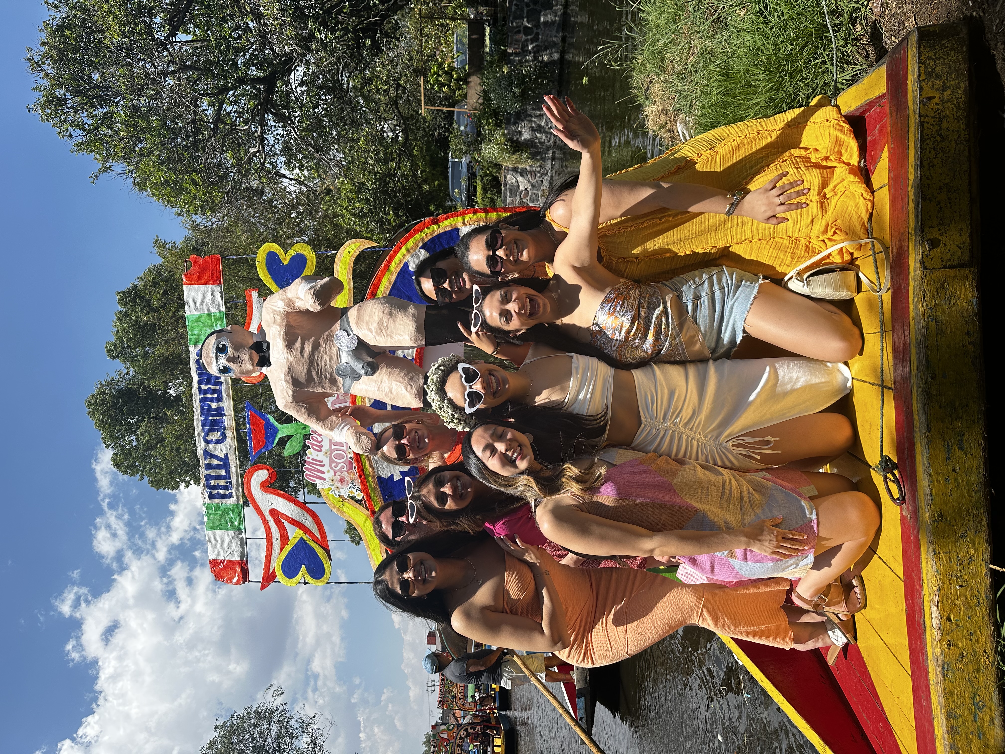 Tu Propia Fiesta Mexicana – Trajinera Privada en Xochimilco